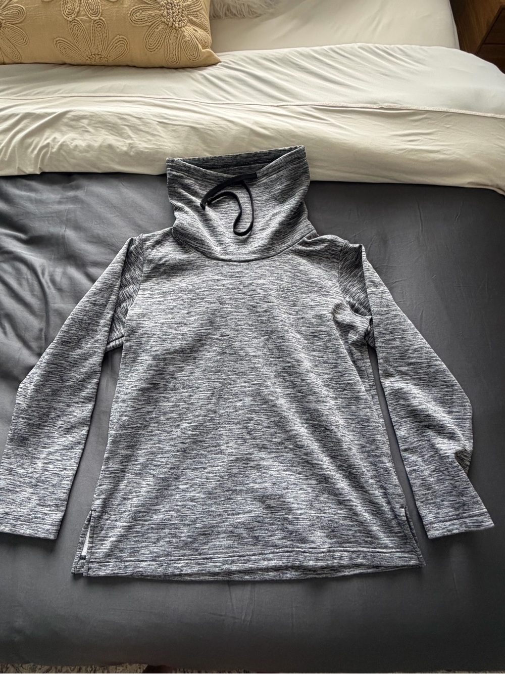 Columbia size small heather grey pullover